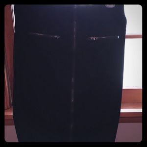 An black skirt